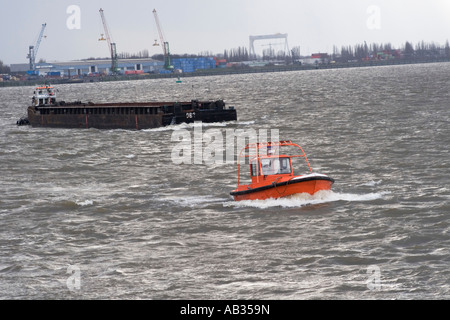 Barge Traffic auf der Schelde in Antwerpen, Belgien Stockfoto