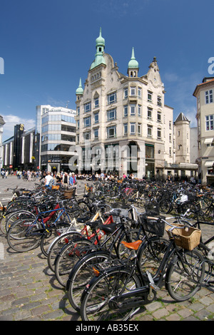 Fahrräder geparkt auf dem Højbro Plads Platz wo es Amagertorv in Kopenhagen Dänemark trifft. Stockfoto