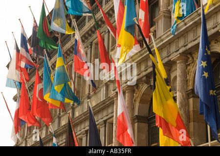 Bunte Fahnen schmücken das Rathaus Antwerpen Stockfoto