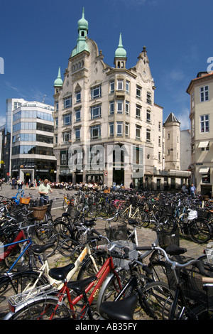 Fahrräder geparkt auf dem Højbro Plads Platz wo es Amagertorv in Kopenhagen Dänemark trifft. Stockfoto