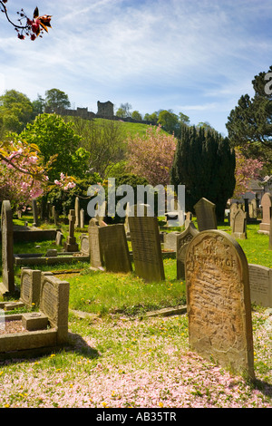 Blick auf Peveril Burg mit Blick auf die Kirche St. Edmund in Castleton im Peak District in Derbyshire Stockfoto