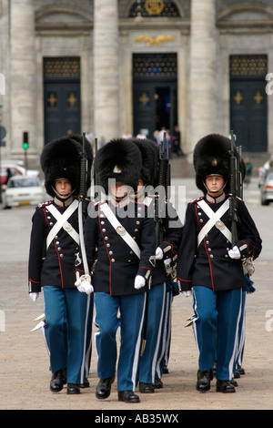 Wachablösung am Amalineborg in Kopenhagen. Amalienborg ist die Winterresidenz der königlichen Familie. Stockfoto