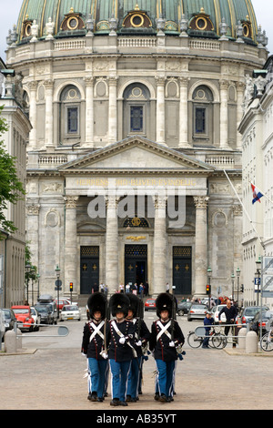 Wachablösung am Amalineborg in Kopenhagen. Amalienborg ist die Winterresidenz der königlichen Familie. Stockfoto