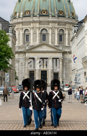 Wachablösung am Amalineborg in Kopenhagen. Amalienborg ist die Winterresidenz der königlichen Familie. Stockfoto