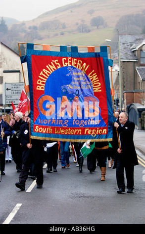 Mitarbeiter von Burberry unter der Leitung von Gewerkschaft Banner marschieren durch Treorchy nach wird durch Firma Rhondda Tal Wales entlassen Stockfoto