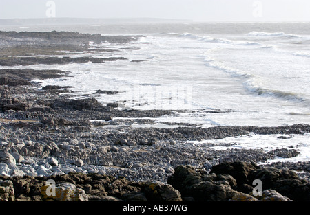 Wellen auf felsigen Ufer bei Porthcawl South Wales UK Stockfoto