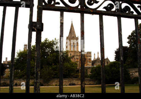 Ummauerten Garten und Blick durch ein Tor Christus Kirche College in Oxford Kathedrale Stockfoto