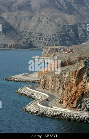 OMN Sultanat von Oman Enklave von Musandam im Norden an der Meerenge von Hormuz Autobahn zur Provinzhauptstadt Khasab Stockfoto