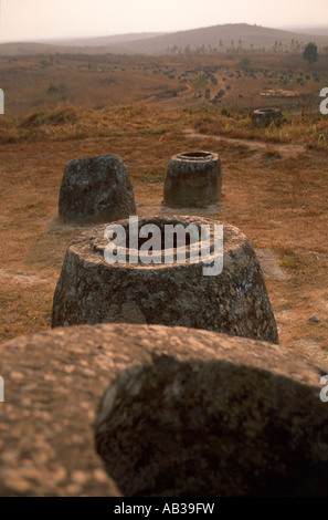 Riesiger Stein Gläser, Thong Hai Hin (Plain of Jars Standort 1), Phonsavanh, Provinz Xieng Khuang, Laos Stockfoto