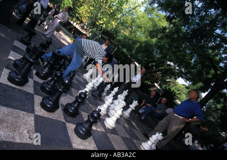 Männer spielen Schach im Park Genf Schweiz Stockfoto