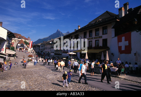 Gesamtansicht von der Hauptstraße in Gruyères im Kanton Freiburg Schweiz Stockfoto