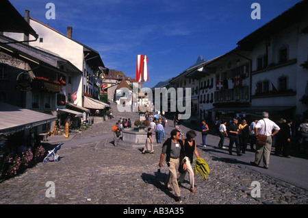 Gesamtansicht von der Hauptstraße in Gruyères im Kanton Freiburg, Schweiz. Stockfoto