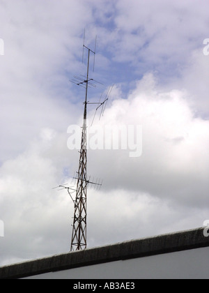 Funksender- und Empfängerantenne auf einem Gebäude in der Grenzstadt Chepstow Monmouthshire South Wales GB UK 2003 Stockfoto