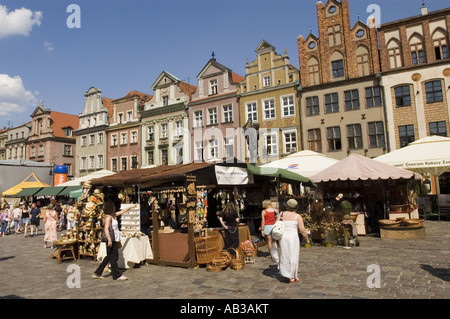 Alter Marktplatz Posen während des Johannisfestes - Jarmark Swietojanski, Polen. An einem sonnigen Tag stöbern die Menschen an traditionellen Marktständen. Stockfoto