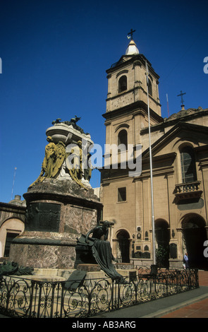 Belgrano Denkmal und die Kirche Santo Domingo, Buenos Aires, Argentinien. General Manuel Belgrano entwickelt die argentinische Flagge. Stockfoto