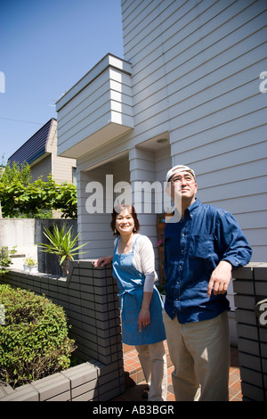 Älteres paar stand vor dem Haus Stockfoto