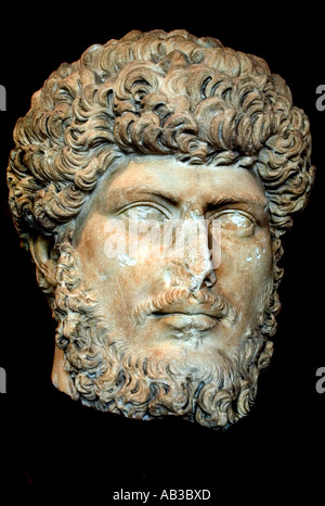 Altes römisches Marmorporträt-Kopffragment des Kaisers Lucius Verus, isoliert auf einem soliden schwarzen Hintergrund Stockfoto