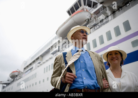 Älteres paar stand vor Schiff Stockfoto