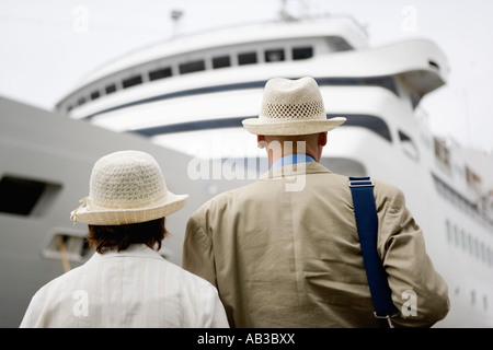Älteres paar stand vor Schiff Rückansicht Stockfoto