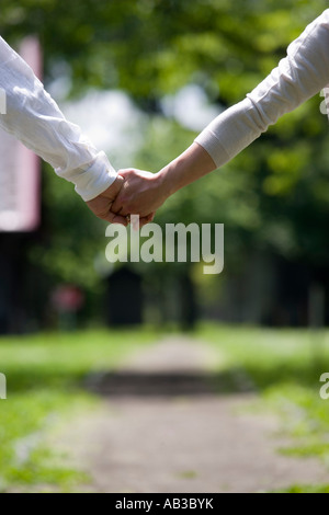 Älteres Paar Hand in Hand Stockfoto