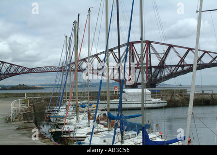 Blick auf Jachthafen und Forth Rail Bridge Queensferry Schottland Vereinigtes Königreich UK Stockfoto