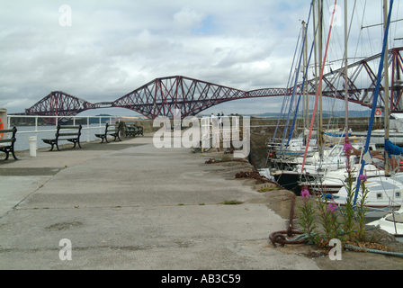 Blick auf Jachthafen und Forth Rail Bridge Queensferry Schottland Vereinigtes Königreich UK Stockfoto