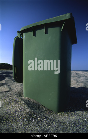 Ein Mülleimer auf einem spanischen Strand sind diese platziert alle 100 Meter und Menschen tatsächlich benutzen Stockfoto