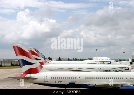 Flugzeuge auf Stand Flughafen London Vereinigtes Königreich Stockfoto