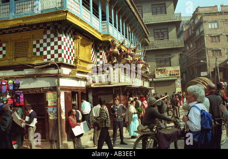 NEPAL 1994 EIN NEPALI POLIZISTEN WACHEN EINEN KLEINEN TEMPEL IN DER HAUPTSTADT KATMANDU Stockfoto