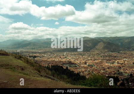 EINE HALBARIALE AUSSICHT AUF DIE STADT CUZCO AUS DER SICHT VON SACSAYHUMAN IST DIESE EHEMALIGE INCA-HAUPTSTADT HEUTE EINE WICHTIGE TOURISTENATTRAKTION Stockfoto