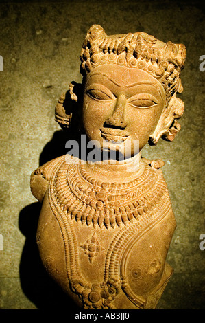 Mittelalterliche indische Steinskulptur aus dem 11. Jahrhundert einer Vidyadhara, ein himmlischer Weisheitsträger und Girlantenträger, die aus dem Madhya Pradesh oder stammt Stockfoto