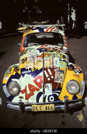 Volkswagen Käfer in ein Pop-Art-Stil mit Seiten aus Comics fest drauf gemalt. Stockfoto