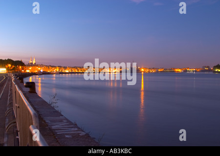 Der Fluss Garonne in Bordeaux: Blick auf den Quai des Chartrons und Kriegsende Schiff Le Colbert Stockfoto