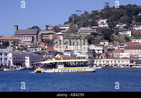 St Georges Hafen im süd-östlichen Karibik Rhum Runner Boot mit Passagieren auf entspannende Urlaubsreise Stockfoto