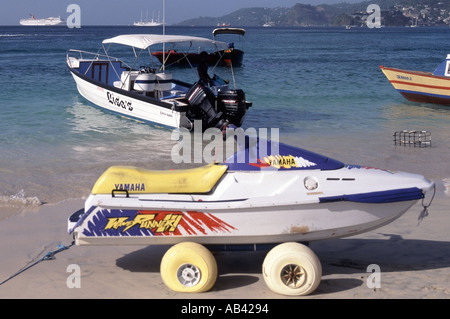 Grand Anse Bay in der Nähe von St Georges Kreuzfahrt Schiff Touristen kommen zu diesem Strand vom Hafen übergesetzt Kreuzfahrtschiffe vor Anker entfernte Stockfoto