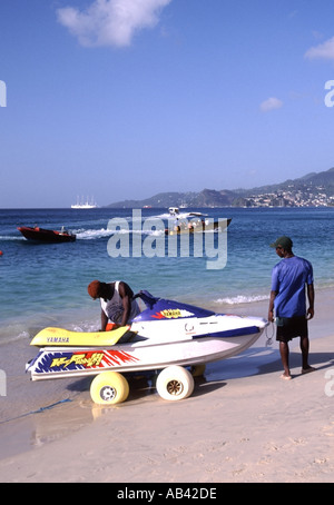 Grand Anse Bay in der Nähe von St Georges Grenada Kreuzfahrtschiff, die Touristen zu diesem Strand vom Hafen übergesetzt Kreuzfahrt Schiffe festgemacht fernen Stockfoto