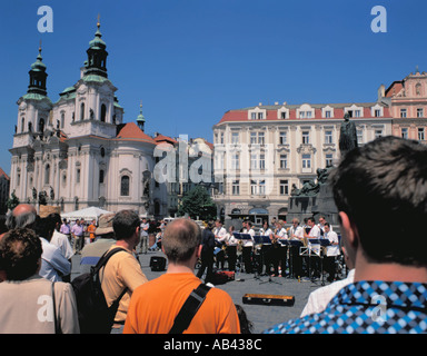 Band spielt auf dem Altstädter Ring, Prag, Tschechische Republik. Stockfoto