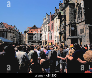 Menschenmassen warten auf die Astrologische Uhr zum Streik, den Altstädter Ring, Prag, Tschechische Republik. Stockfoto