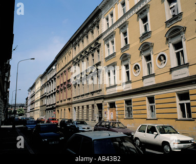 Bunt bemalten großen Wohnblocks am Fuße des Vysehrad, Prag, Tschechische Republik. Stockfoto