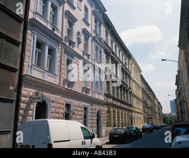 Große Wohnhäuser am Fuße des Vysehrad, Prag, Tschechische Republik. Stockfoto