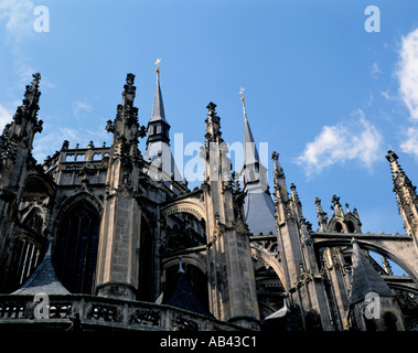 Malerische Strebebögen und Türme der Kathedrale der Heiligen Barbara, Kutná Hora, Tschechische Republik. Stockfoto