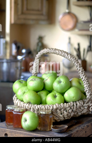 EIN KORB MIT BRAMLEY-ÄPFEL IN DER KÜCHE EIN KLEINES GESCHÄFT MACHEN BRAMLEY APPLE UND ROSMARIN GELEE WORCESTERSHIRE UK Stockfoto