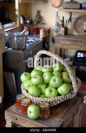 EIN KORB MIT BRAMLEY-ÄPFEL IN DER KÜCHE EIN KLEINES GESCHÄFT MACHEN BRAMLEY APPLE UND ROSMARIN GELEE WORCESTERSHIRE UK Stockfoto