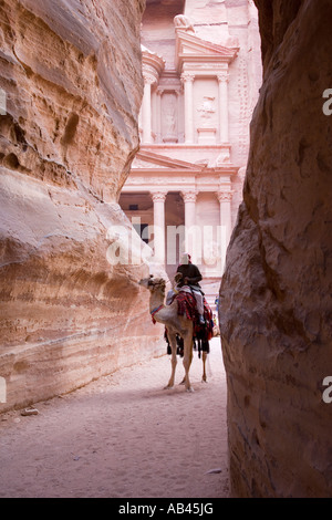 Das Finanzministerium am besten bewahrt der Gräber in Petra von den Siq gesehen Stockfoto