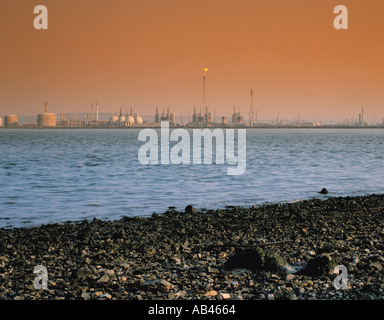 Panorama einer petrochemischen Raffinerie auf Seal Sands gesehen über die Mündung des Tees, Teesside, England, UK. Stockfoto