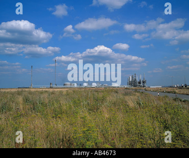 Panorama einer petrochemischen Raffinerie an einem heißen Sommertag auf Seal Sands, Teesside, England, UK. Stockfoto