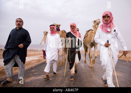 Fuß nach Hause im Regen nach dem Kamelrennen auf dem Palmyra-Festival Stockfoto