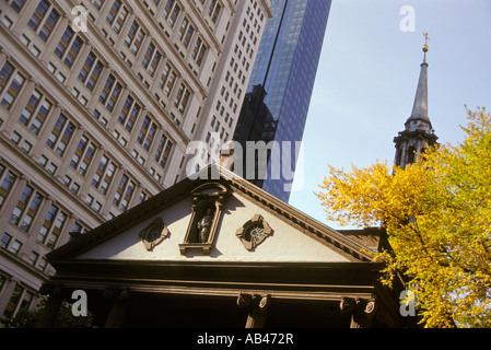 NYC Wolkenkratzer Schatten Reflexion traditionelle modernen Stilen Gott Mammon Kirche Bürogebäuden fallen Saison gelbes Blatt Stockfoto