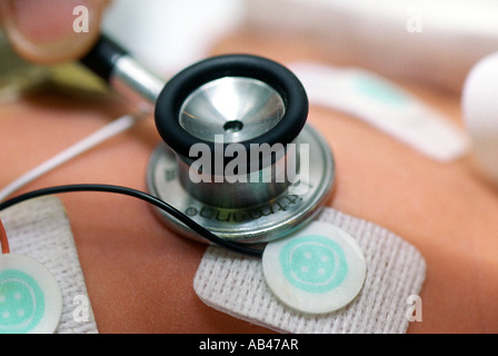 Ein Arzt mit einem Stethoskop, ein neugeborenes Baby Herzen zuzuhören. Stockfoto