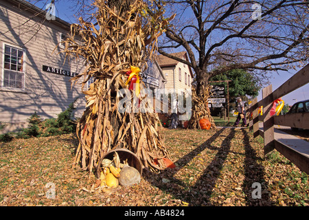 Iowa Amana Colonies Antik Shop mit Ernte Dekorationen im Vordergrund Stockfoto